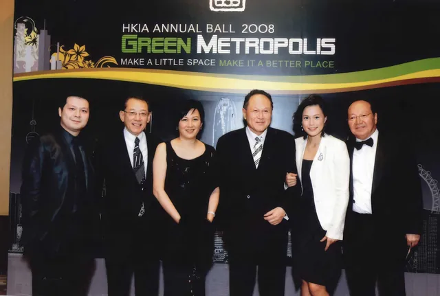 Ａ group photo Dr. Cecil Chao with family and friends at the event.