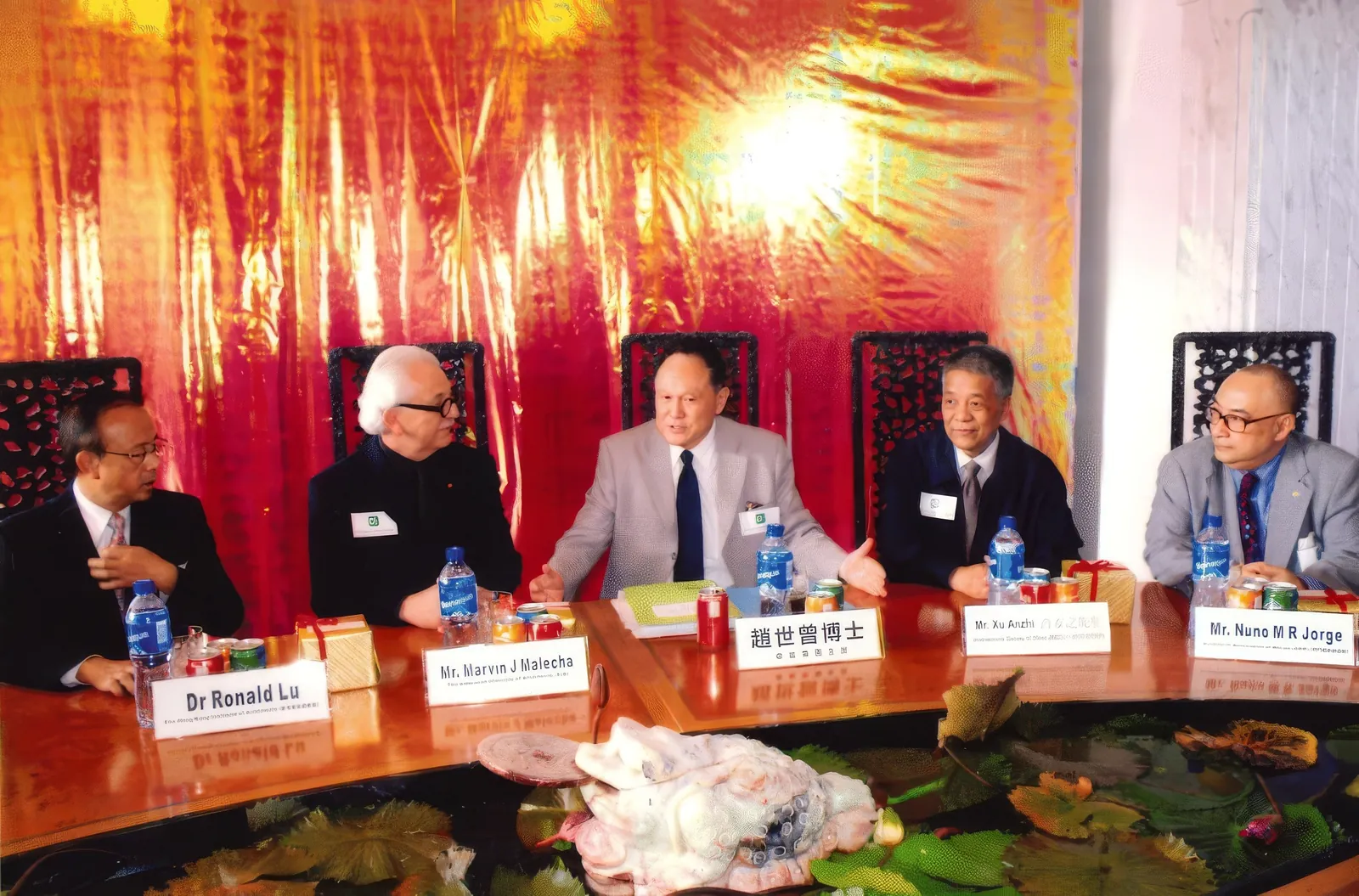 Dr. Cecil Chao discussing the design trend with his business partners and friends.