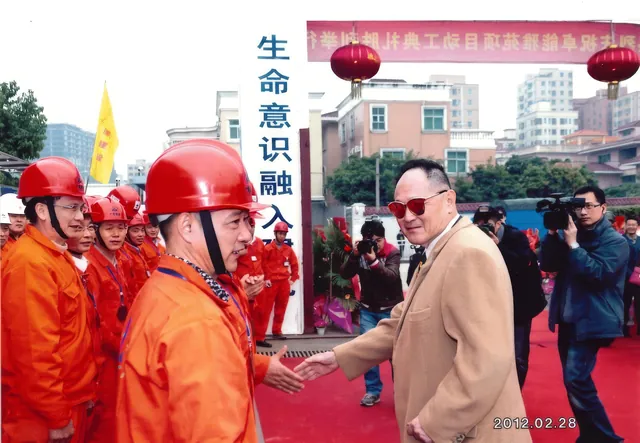 At the groundbreaking ceremony for Cheuk Nang Garden in Shenzhen, Dr. Cecil Chao shook hands with the workers to express his gratitude.