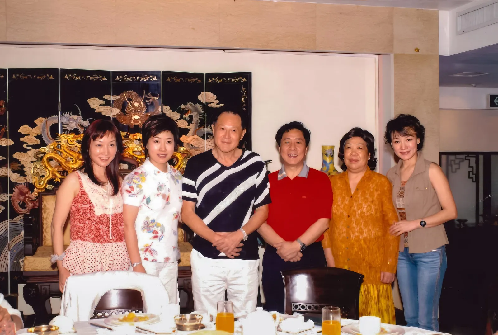 A photos of Dr. Cecil Chao with his colleagues.