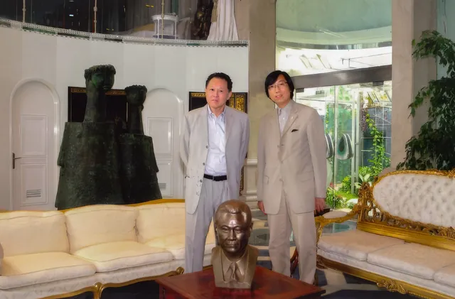 A photo of Dr.Cecil Chao with a friend at his home.