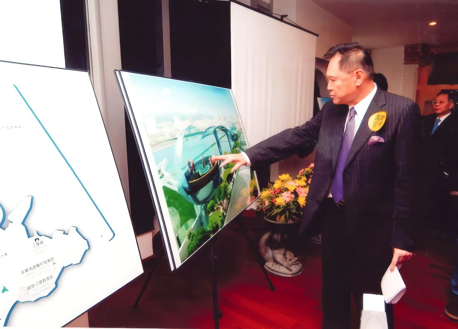 Dr. Chao explaining his project to the guests.