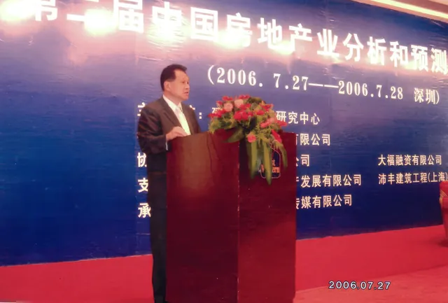 Dr. Cecil Chao giving a speech to the public regarding the real estate developemnt in China.